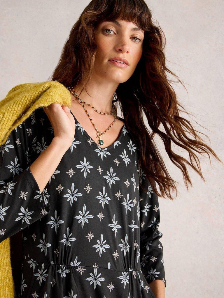 Tallie Knee Length V Neck Jersey Dress in BLK MLT - MODEL DETAIL