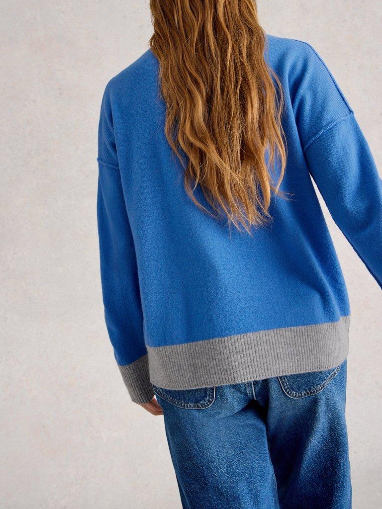 CREW CASHMERE JUMPER in BRT BLUE - MODEL BACK