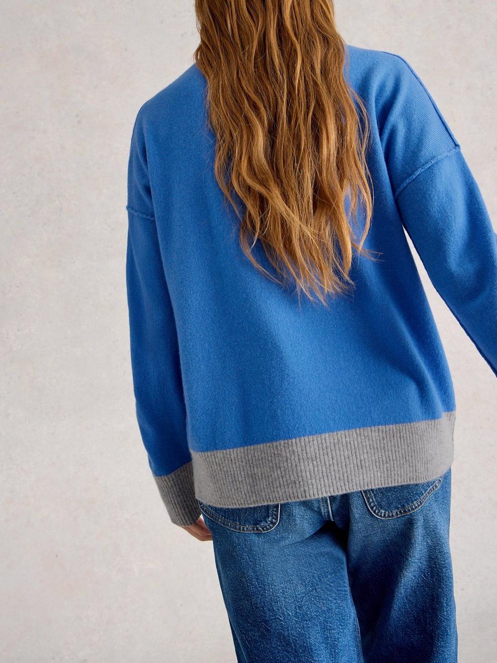 CREW CASHMERE JUMPER in BRT BLUE - MODEL BACK