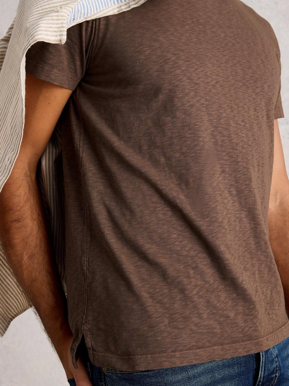 Abersoch Short Sleeve Crew Neck Tee in MID BROWN - MODEL DETAIL