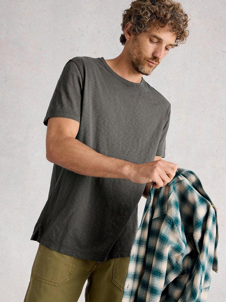 Abersoch Short Sleeve Crew Neck Tee in WASHED BLK - LIFESTYLE