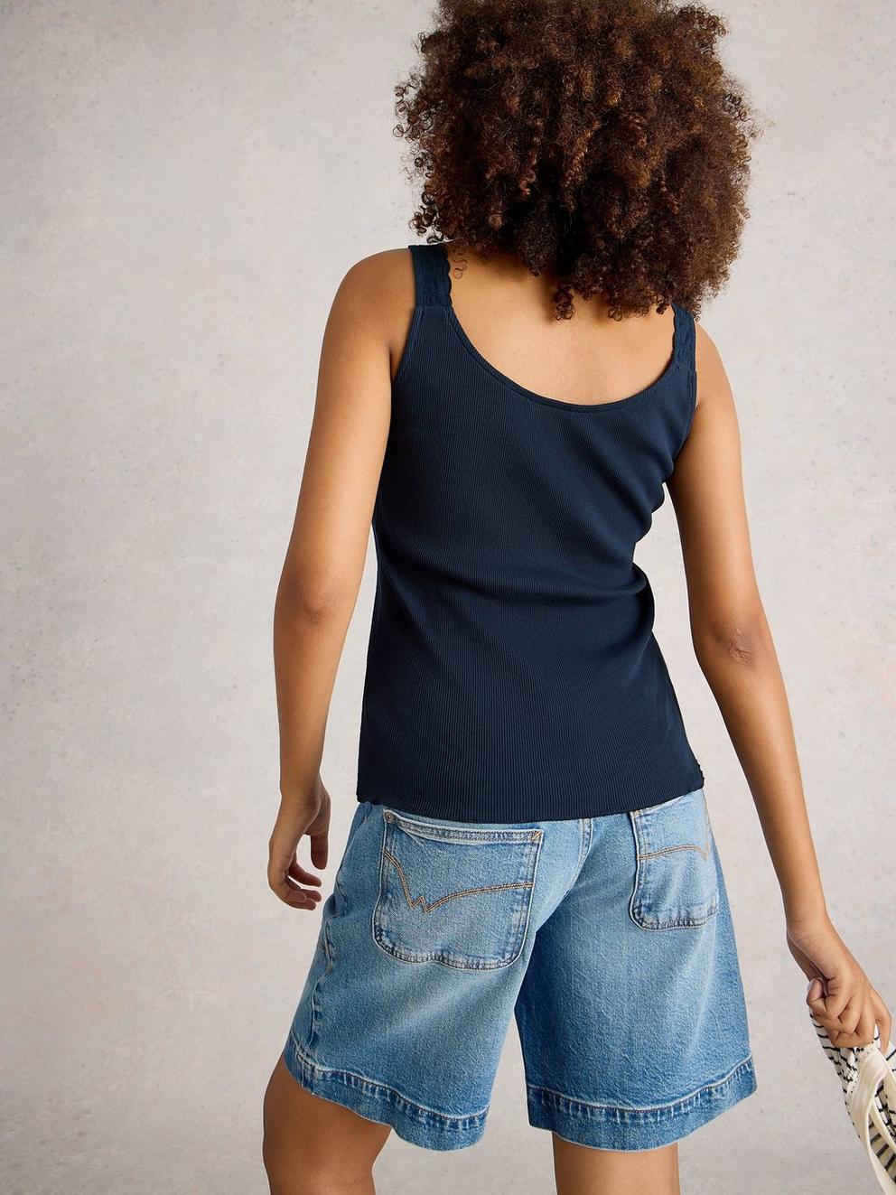 SEABREEZE SLEEVELESS VEST in FR NAVY - MODEL BACK