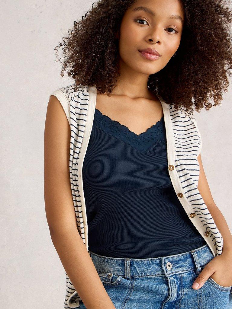 SEABREEZE SLEEVELESS VEST in FR NAVY - MODEL DETAIL