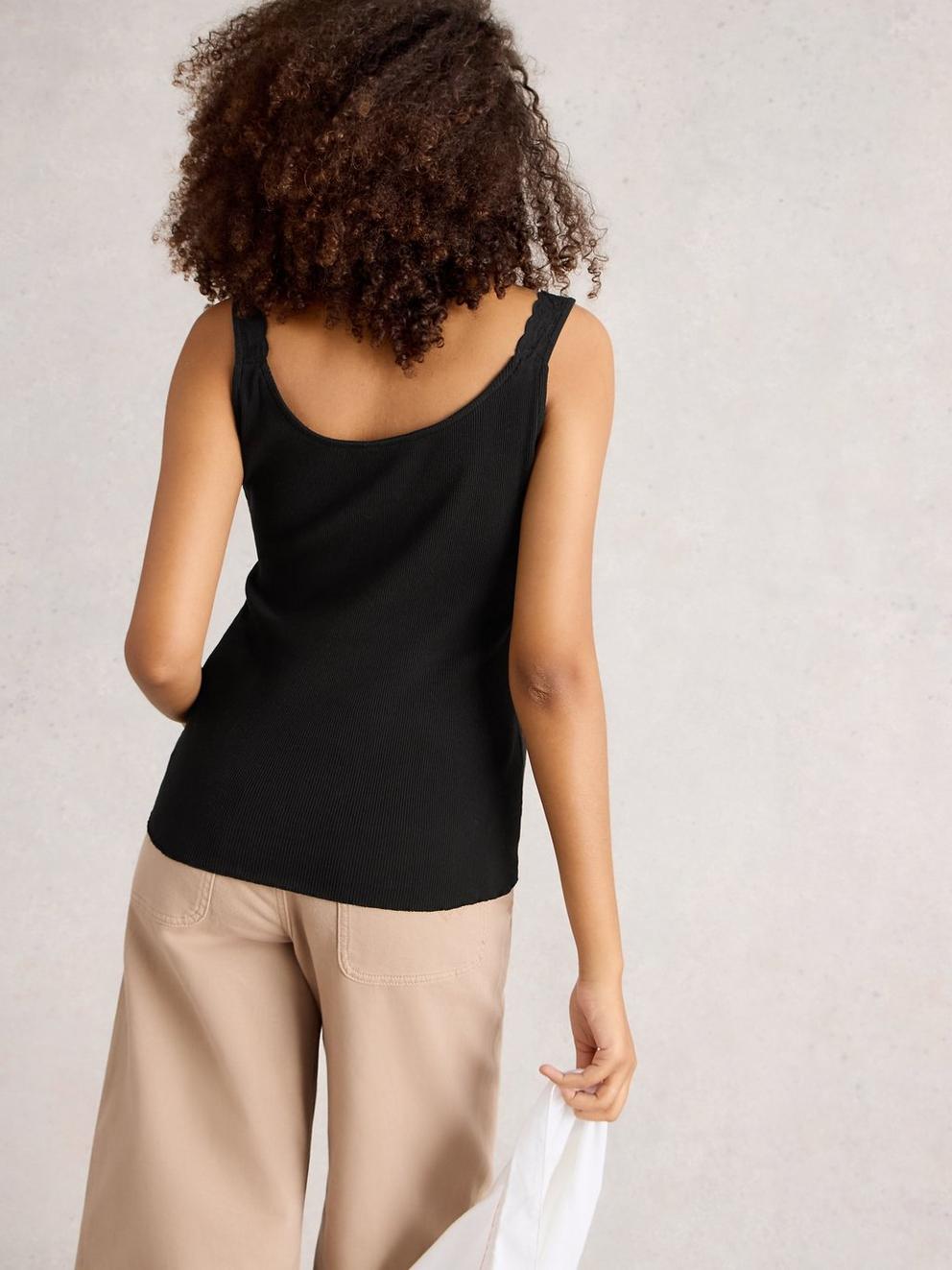 SEABREEZE SLEEVELESS VEST in PURE BLK - MODEL BACK