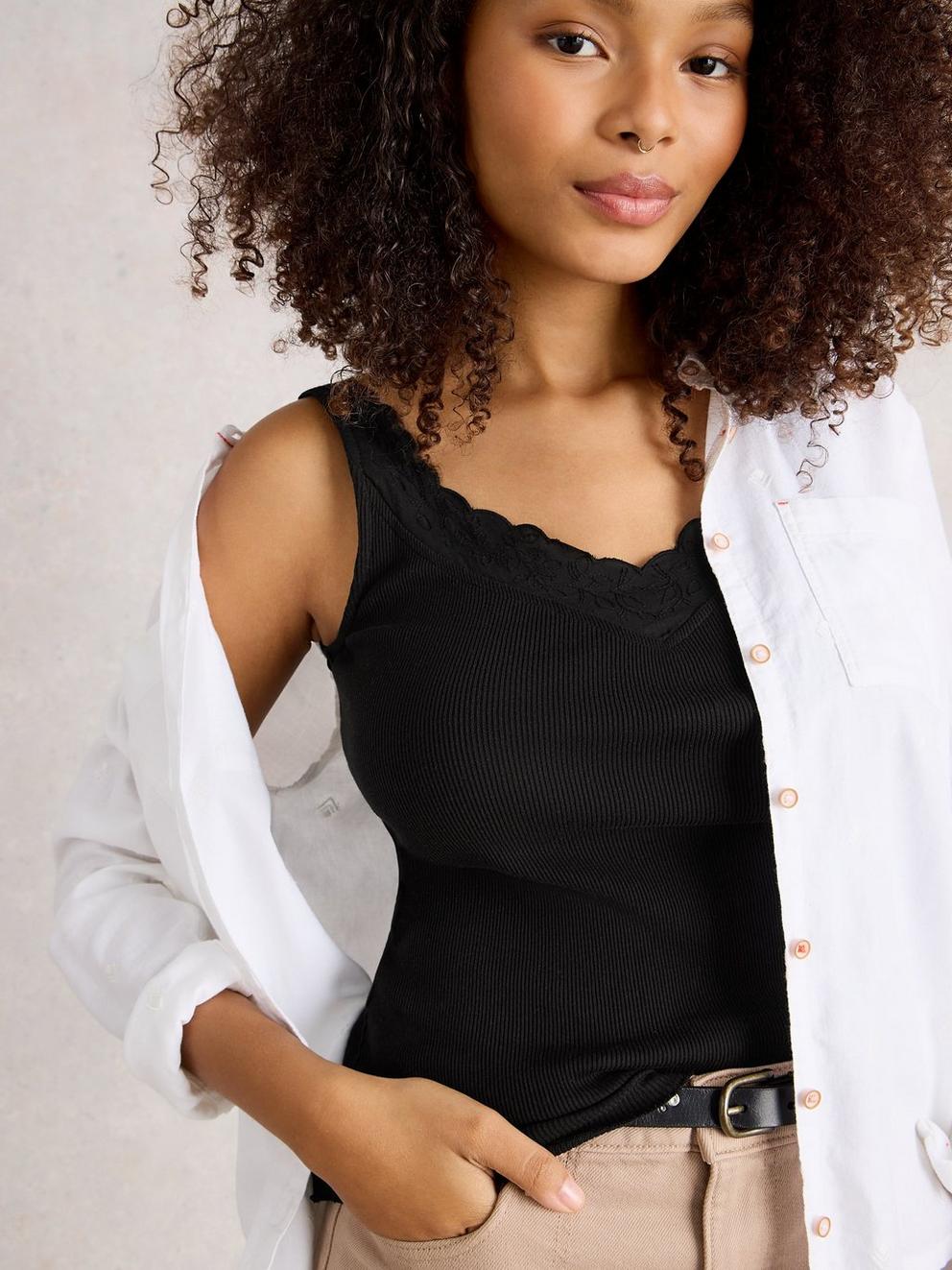 SEABREEZE SLEEVELESS VEST in PURE BLK - MODEL DETAIL