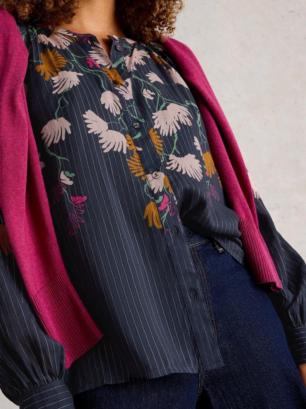 Yuki Top  in NAVY MULTI - MODEL DETAIL