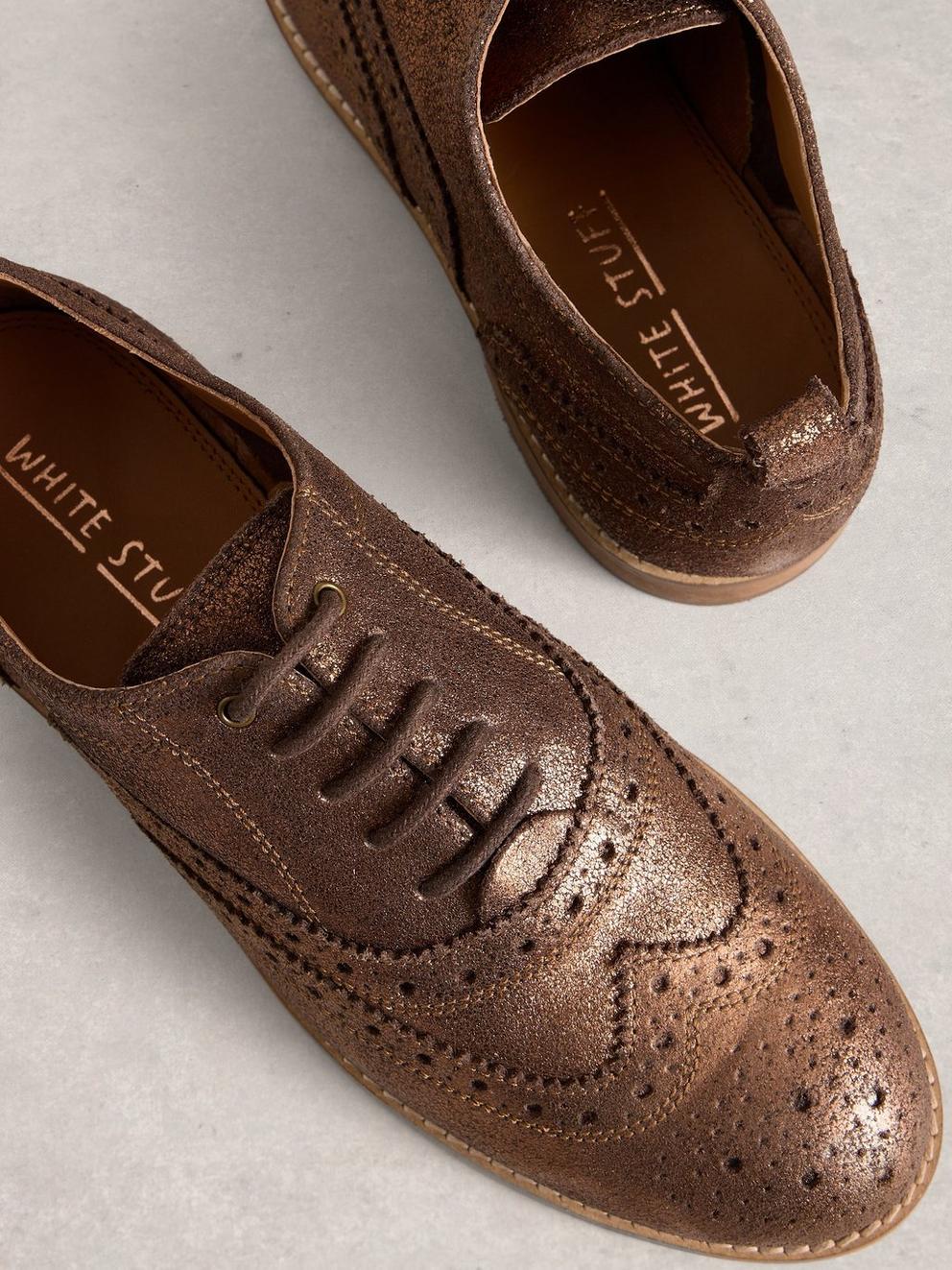 Thistle Lace Up Brogues in GLD TN MET - FLAT DETAIL
