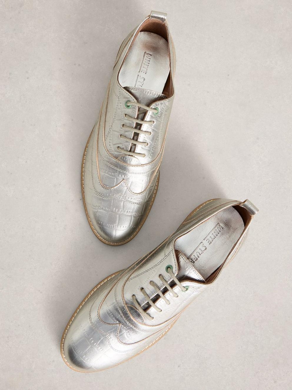 Thistle Lace Up Brogues in SLV TN MET - FLAT DETAIL