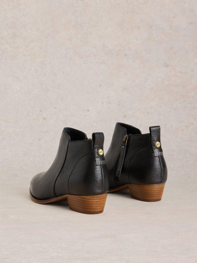 Leather Willow Ankle Boots in PURE BLK - FLAT BACK