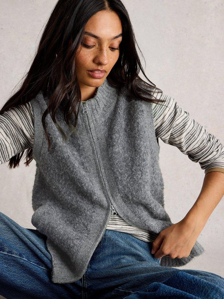 BOUCLE GILET in MID GREY - LIFESTYLE