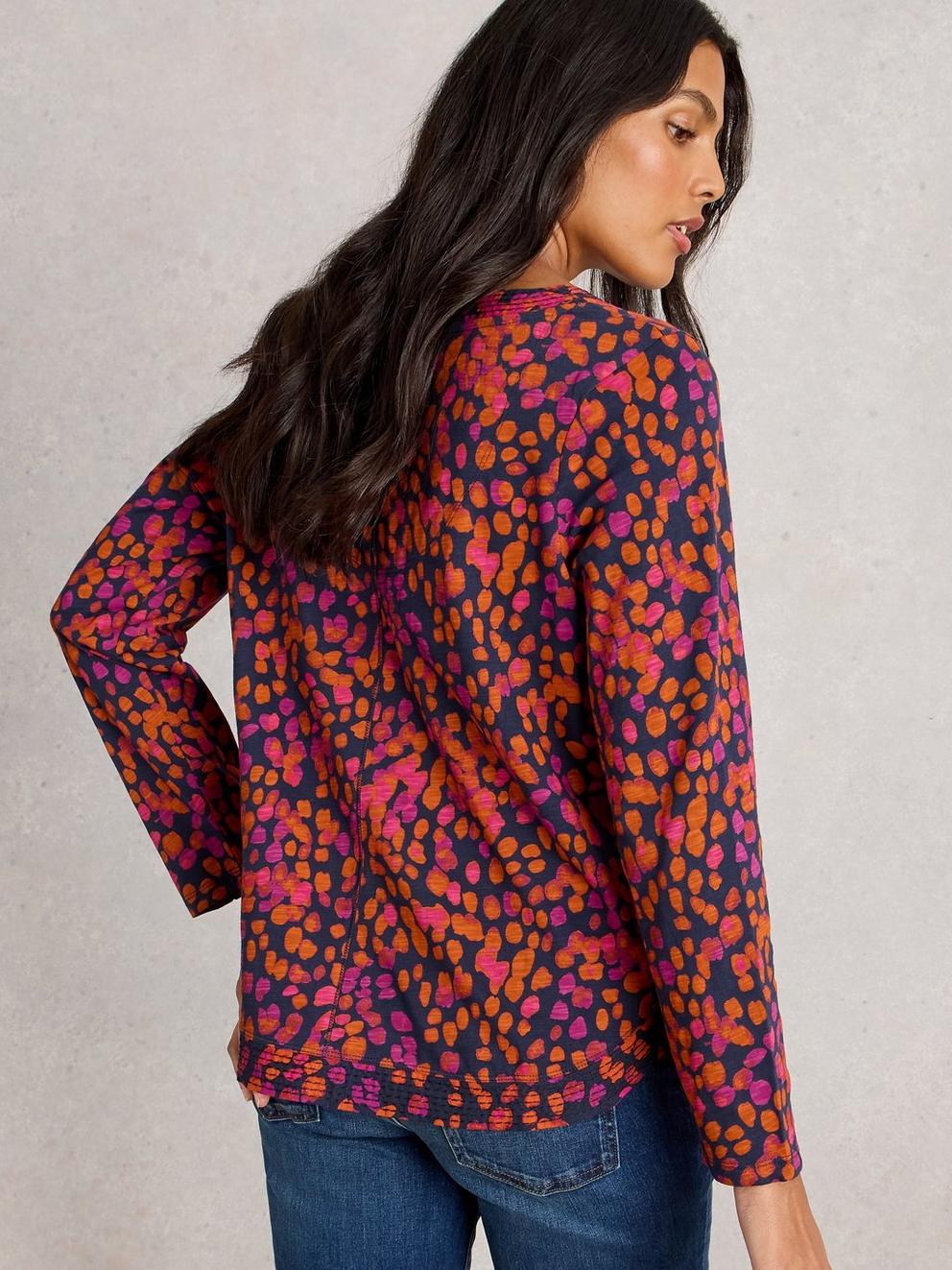 WEAVER NOTCH LS TEE in NAVY MULTI - MODEL BACK