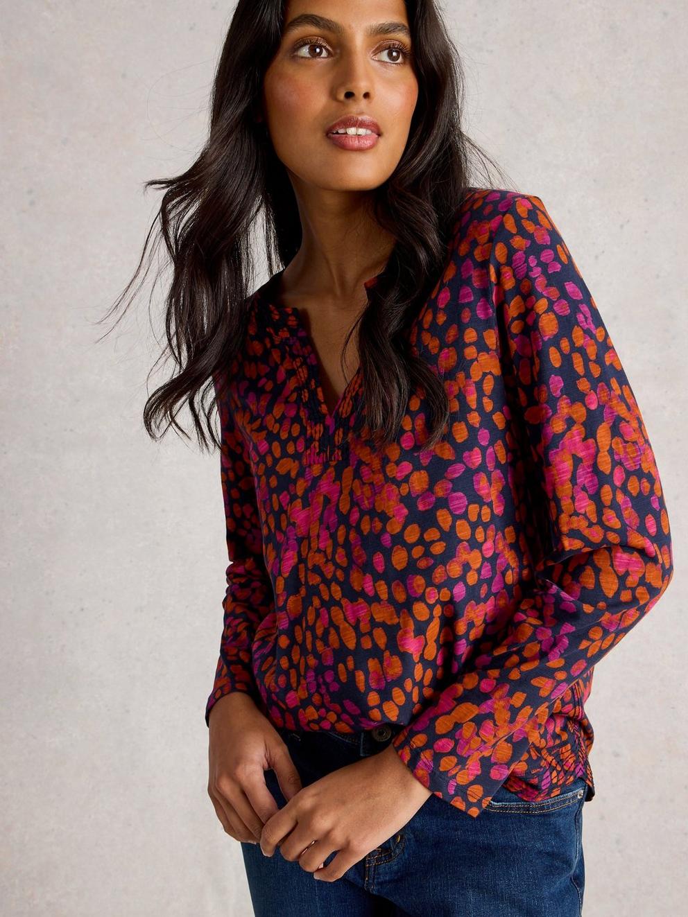 WEAVER NOTCH LS TEE in NAVY MULTI - MODEL DETAIL