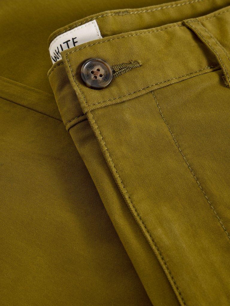Elm Chino in DK GREEN - FLAT DETAIL