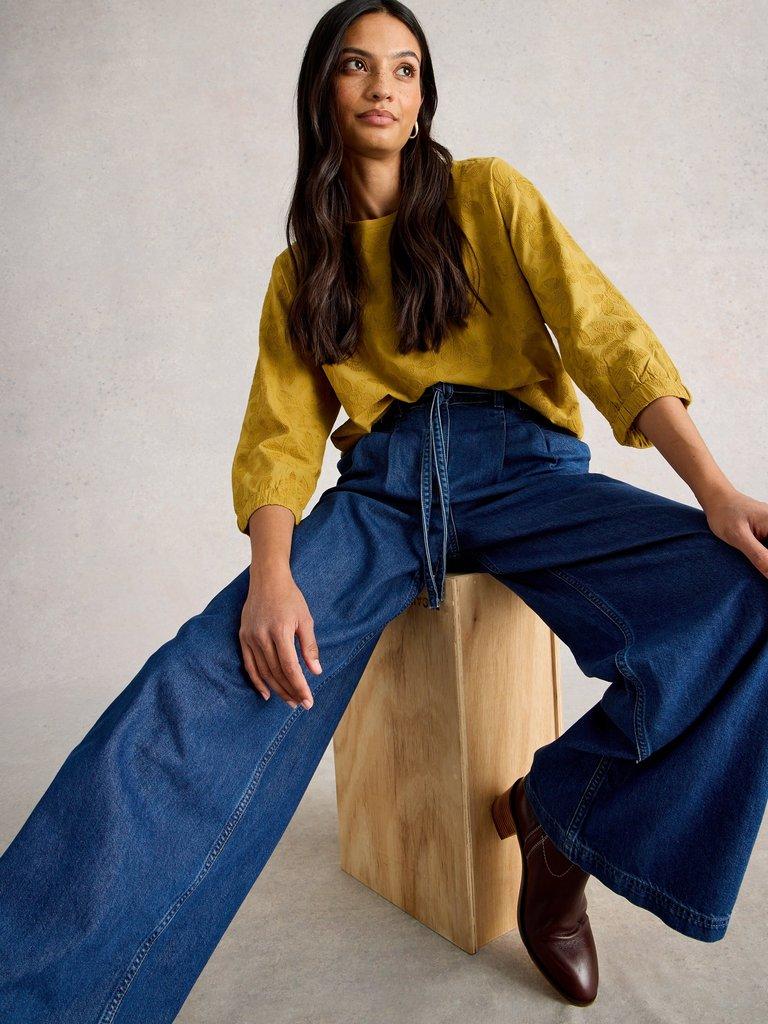 VANESSA FLORAL TOP in MID CHART - LIFESTYLE