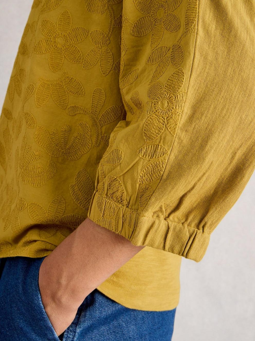 VANESSA FLORAL TOP in MID CHART - MODEL DETAIL