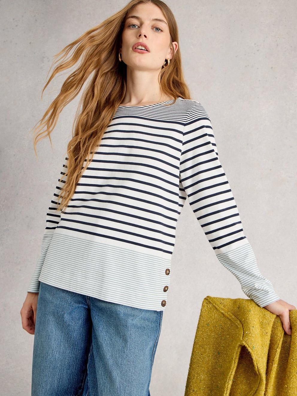 WILLOW LONG SLEEVE TOP in WHITE MLT - MODEL DETAIL