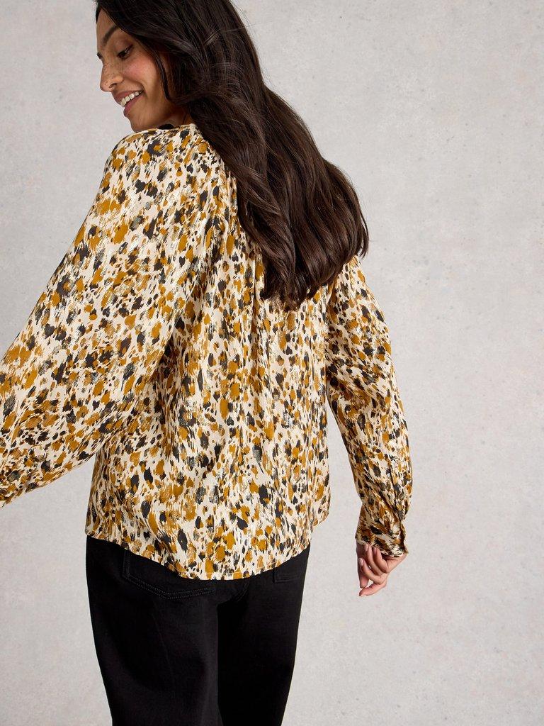 Ari Metallic Top in CHART MLT - MODEL BACK