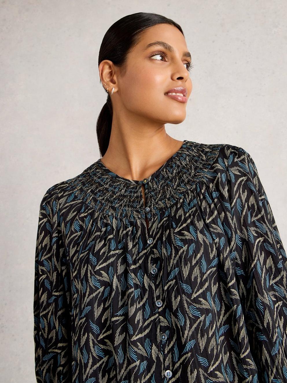 Remi Metallic Top in BLK MLT - MODEL DETAIL