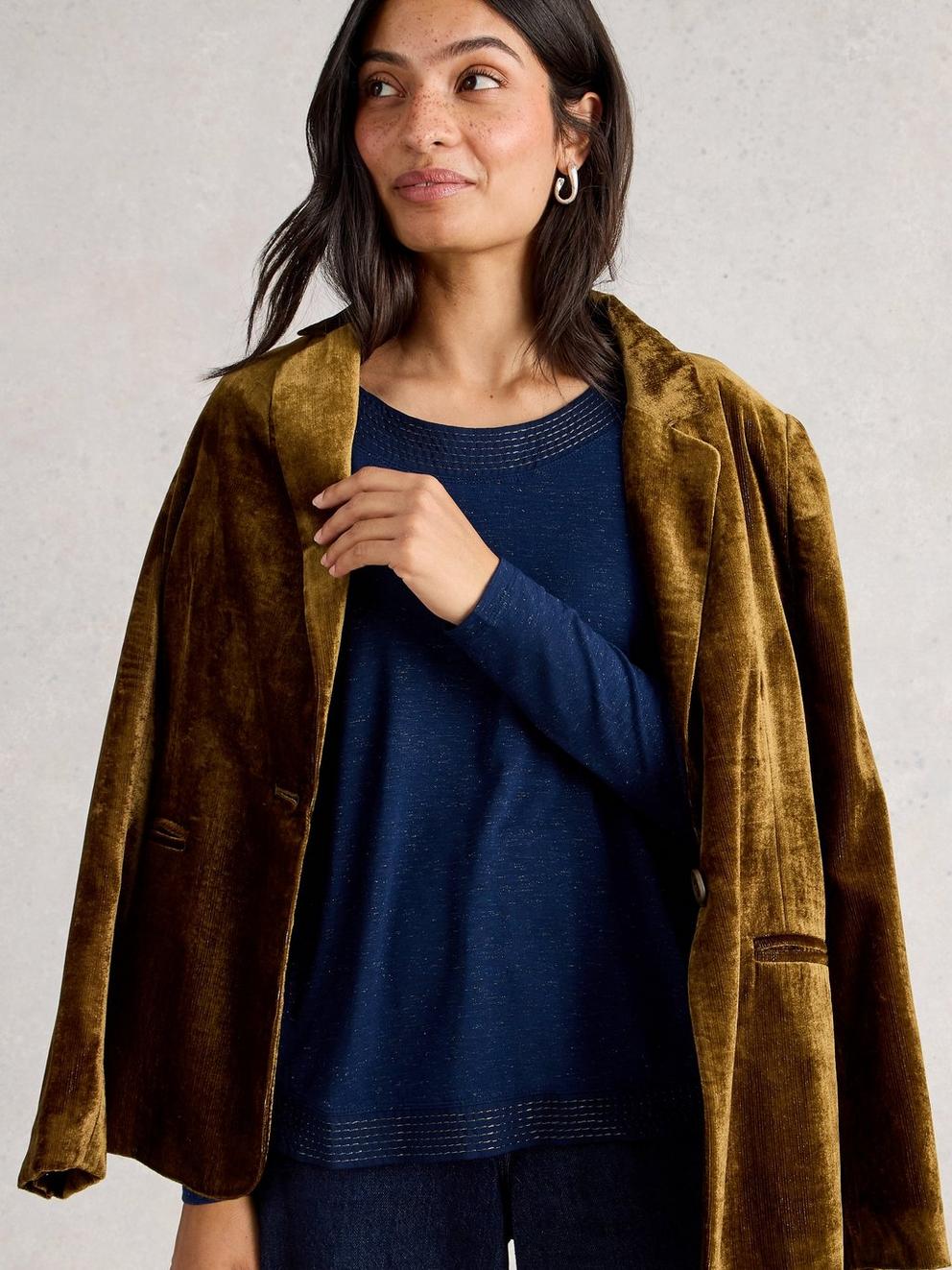 WEAVER LS SPARKLE TEE in DARK NAVY - MODEL DETAIL