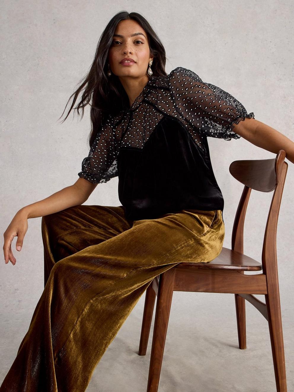 Lexi Velvet Top in PURE BLK - MODEL DETAIL