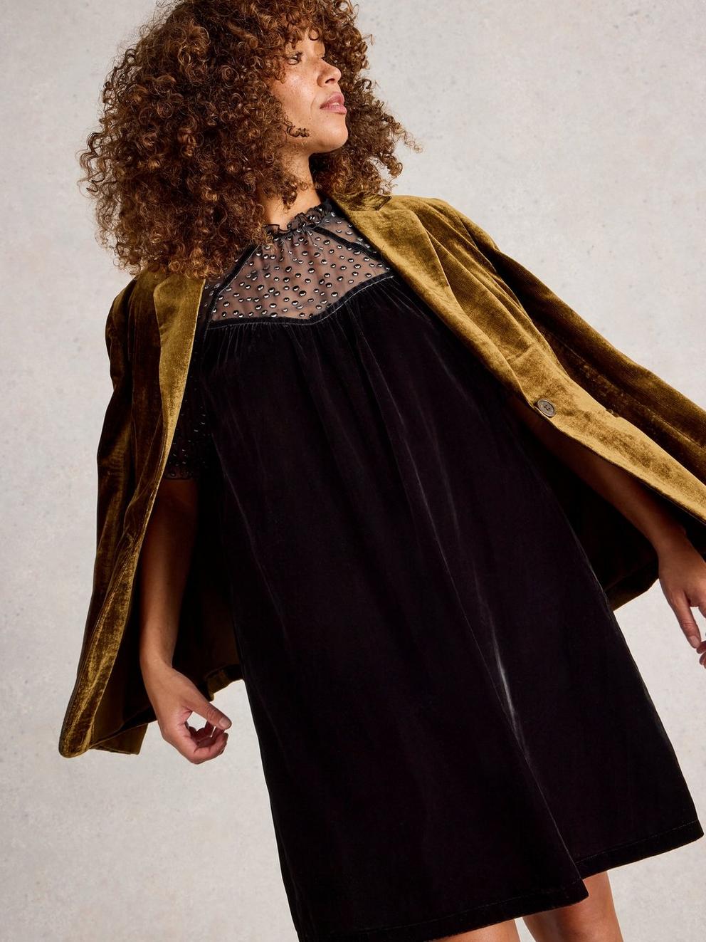 Lea Velvet Dress in PURE BLK - MODEL DETAIL