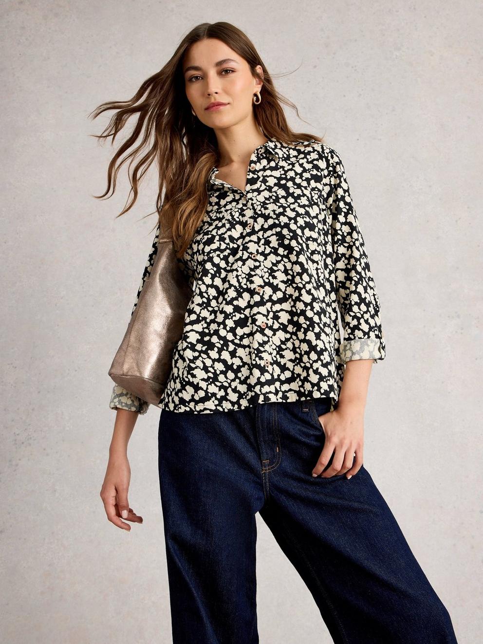 Sophie Printed Shirt in BLK PR - MODEL DETAIL