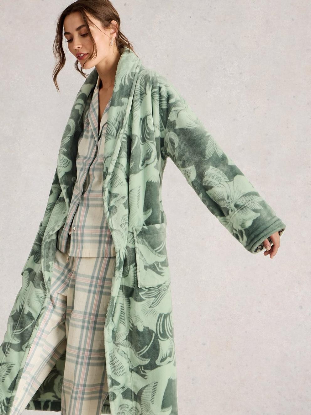 CLOVER PRINT DRESSING GOWN in GREEN MLT - MODEL DETAIL