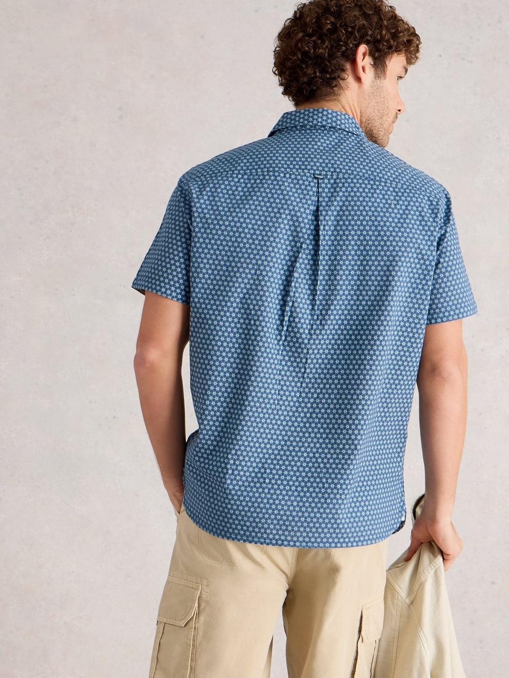 Finsbury Flower SS Print Shirt in NAVY PR - MODEL BACK