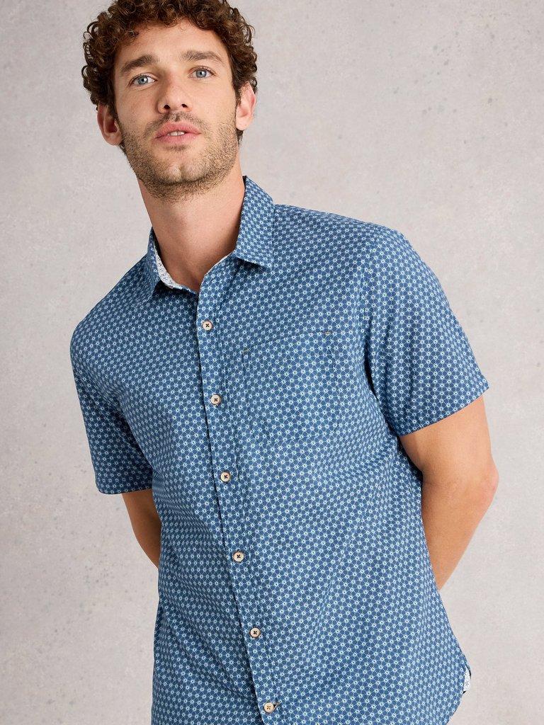 Finsbury Flower SS Print Shirt in NAVY PR - MODEL DETAIL