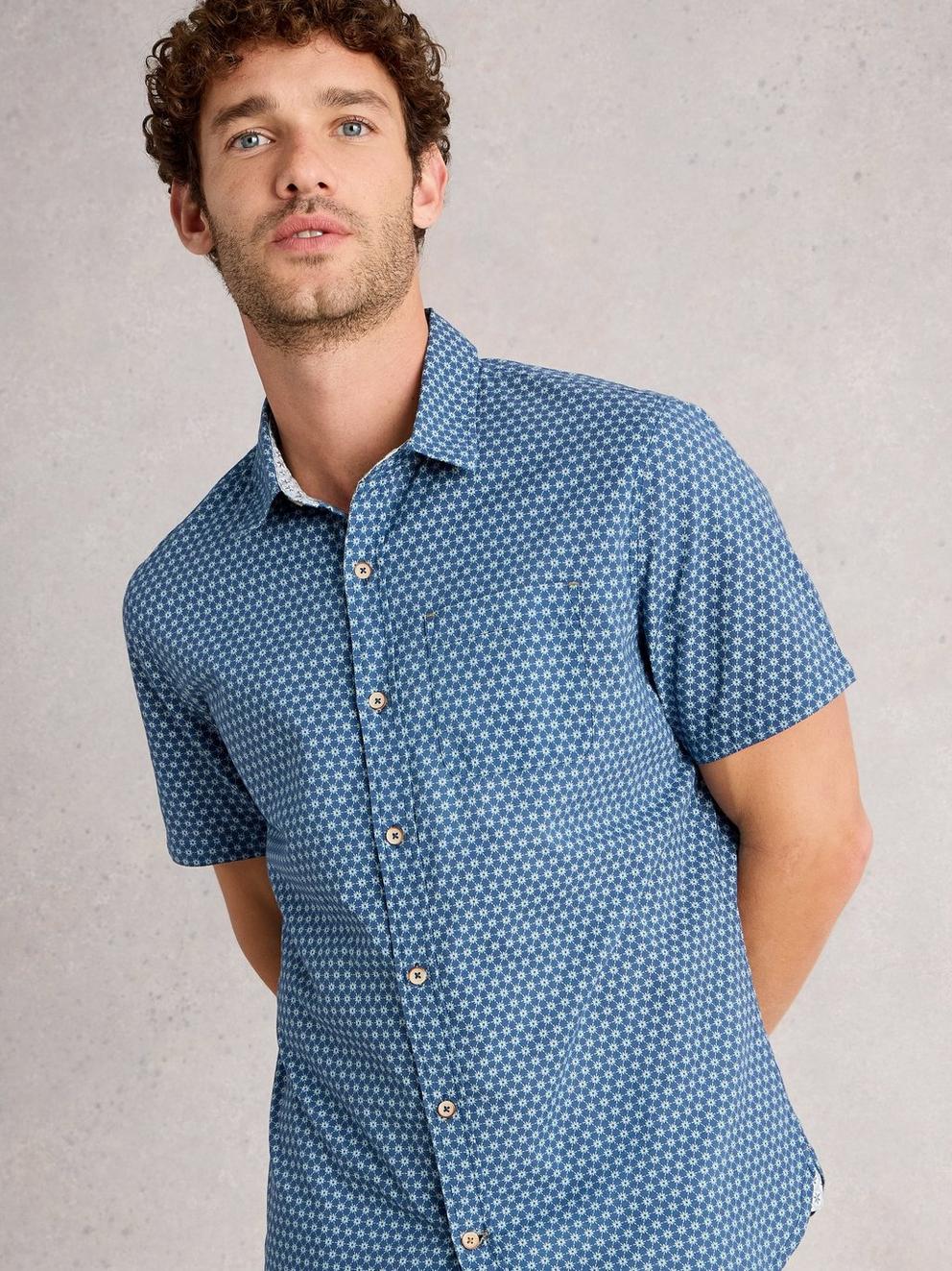 Finsbury Flower SS Print Shirt in NAVY PR - MODEL DETAIL