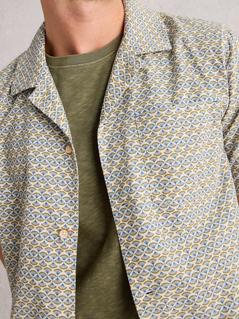 Hayle Fan SS Print Shirt in NAT PR - MODEL DETAIL