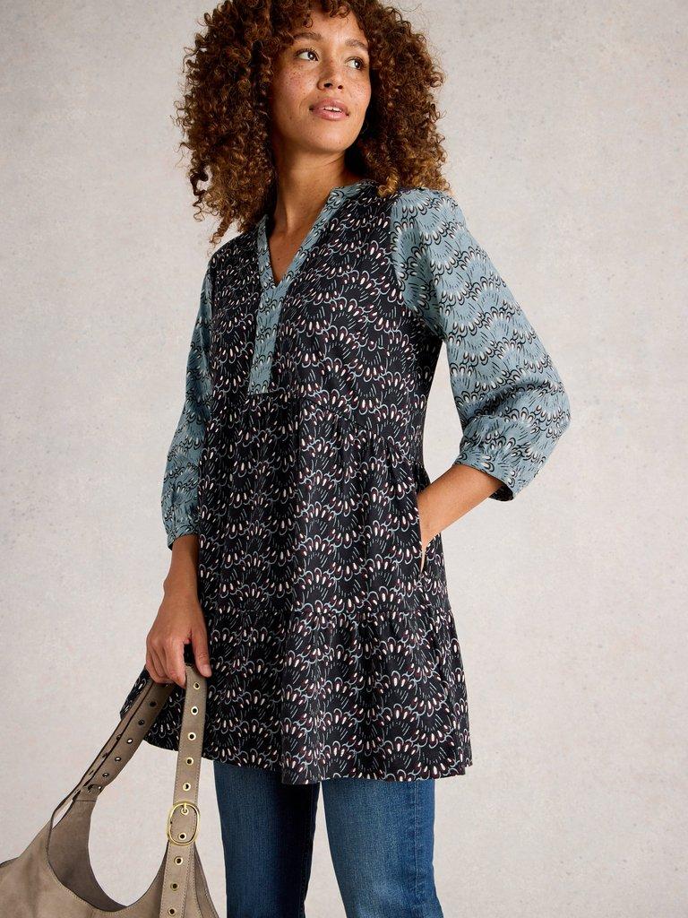 NOTCH NECK MARTA TUNIC in BLUE PR - MODEL DETAIL