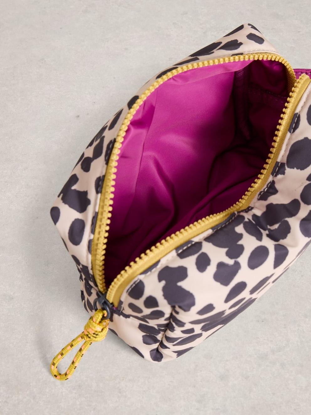 Printed Meadow Toiletry in NAT PR - FLAT DETAIL
