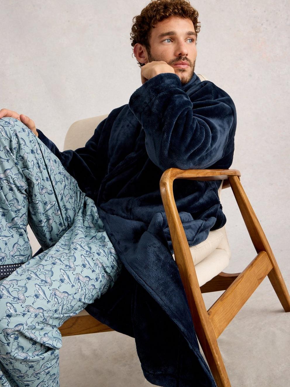 Cosy Robe in DARK NAVY - MODEL DETAIL