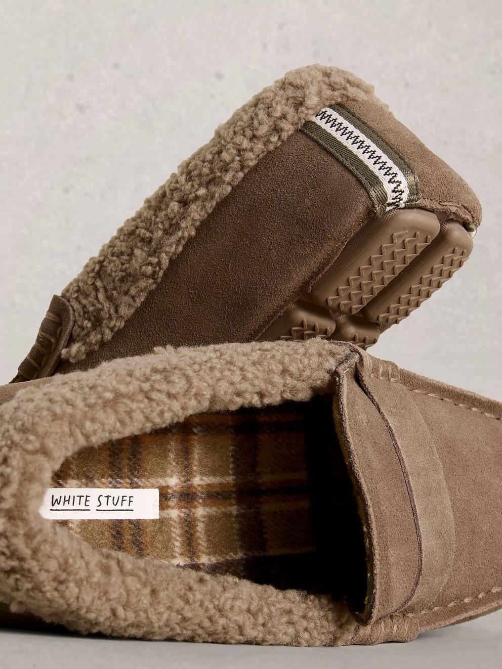 Moccasin Slipper in DK NAT - FLAT DETAIL