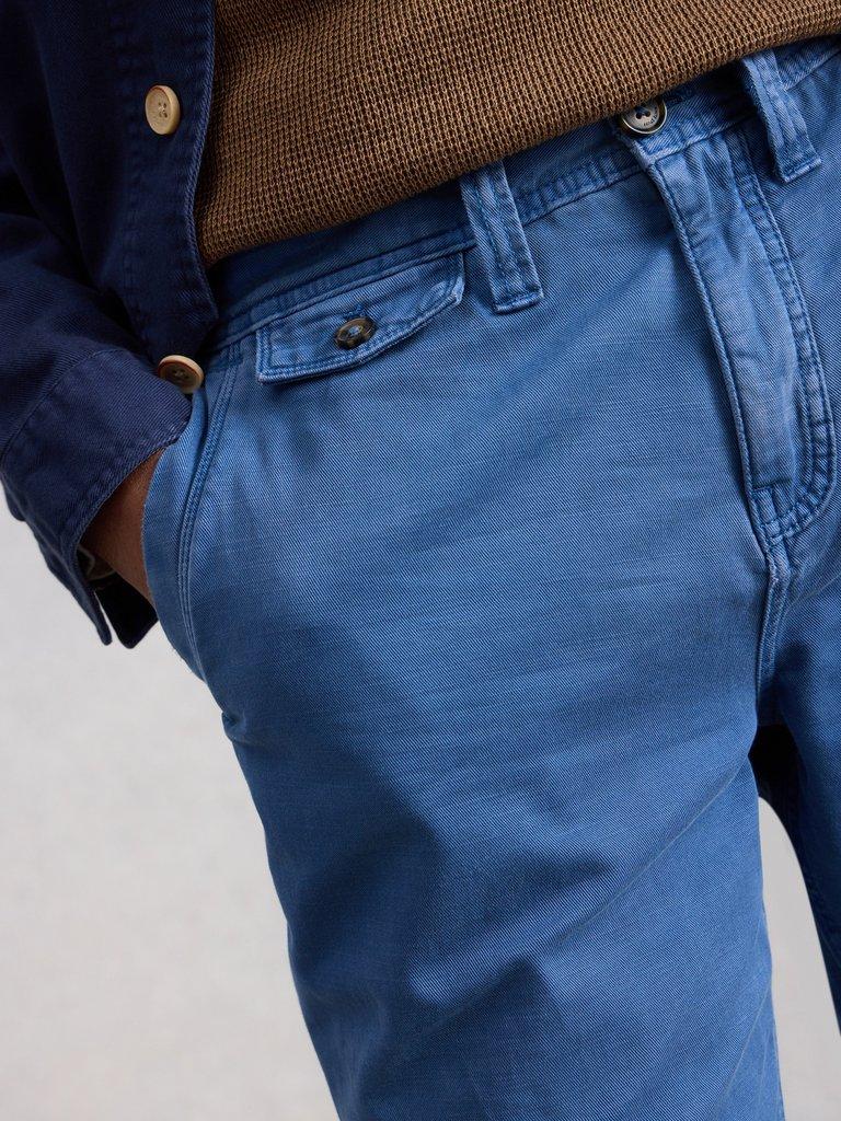 Chapman Casual Trouser in INDIGO BLE - MODEL DETAIL