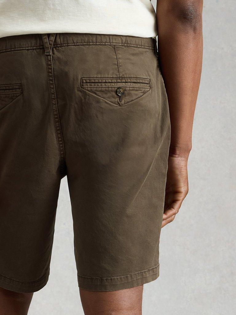 Sutton Chino Short Organic in DK BROWN - MODEL BACK