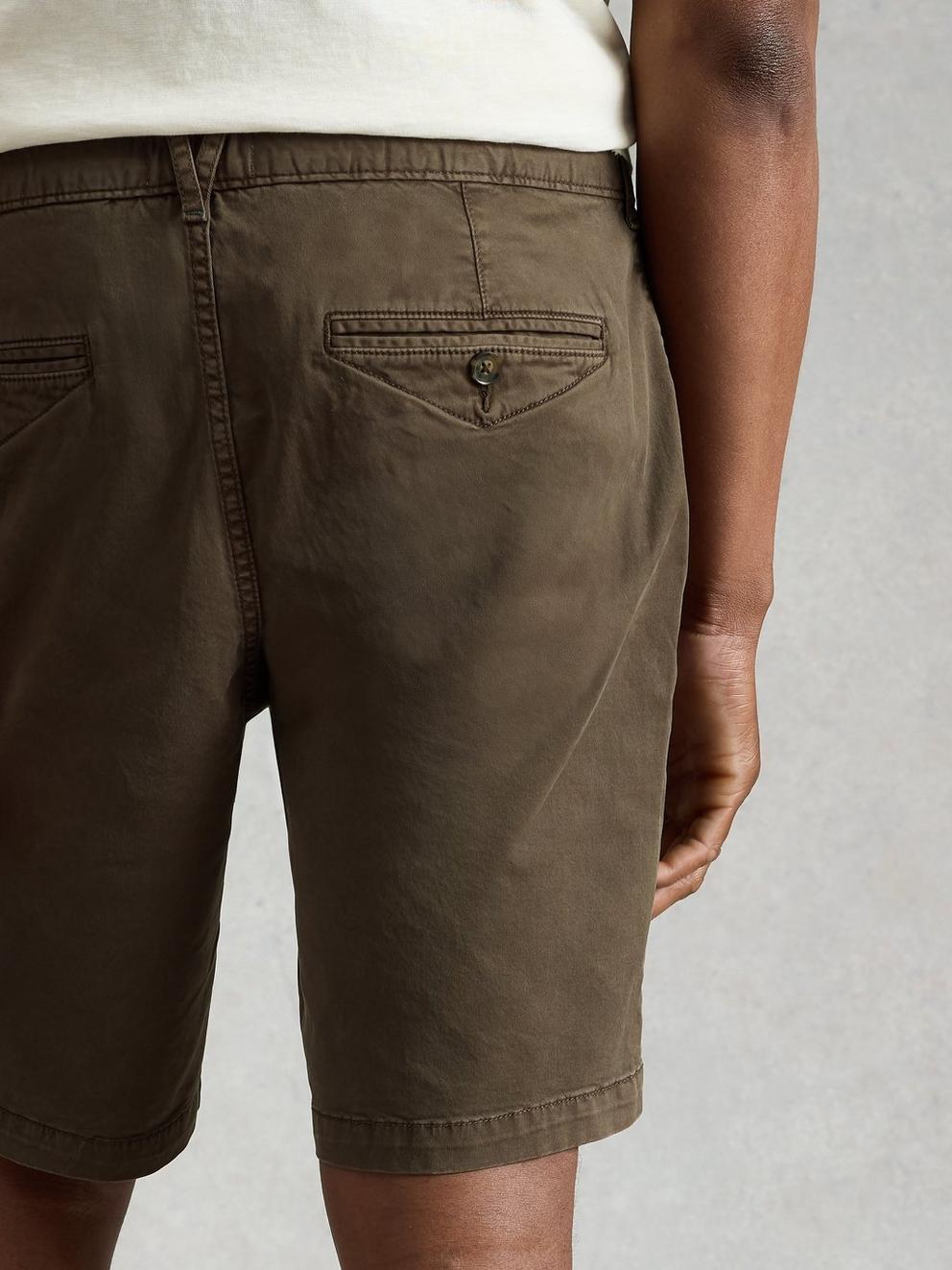 Sutton Chino Short Organic in DK BROWN - MODEL BACK
