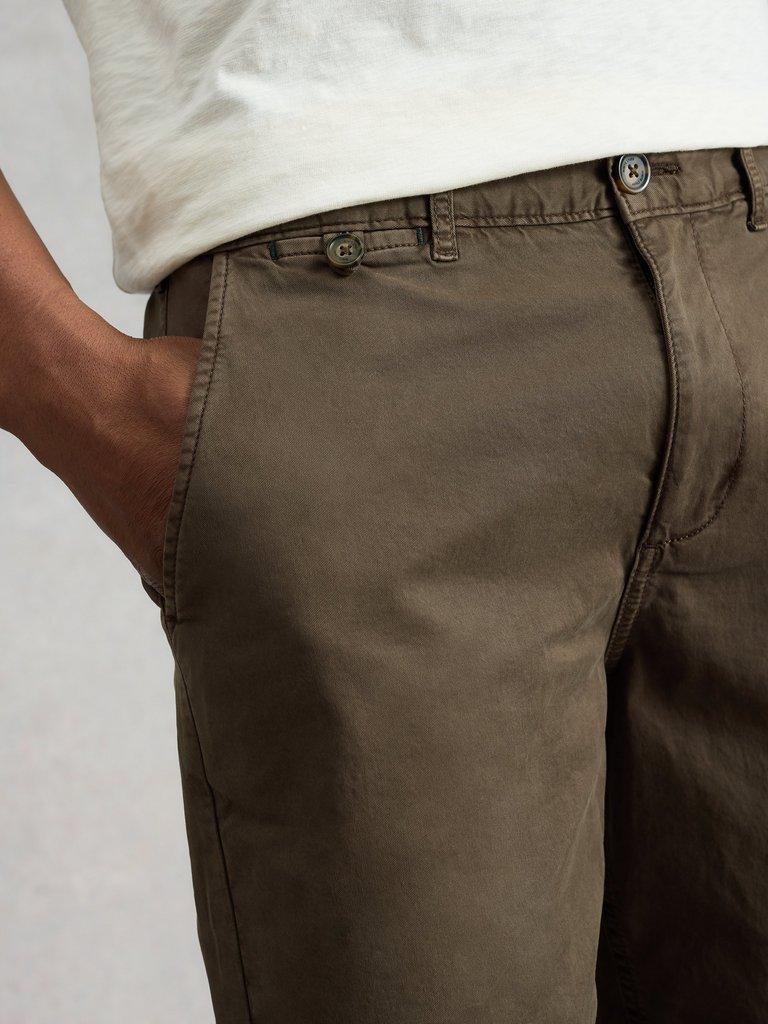 Sutton Chino Short Organic in DK BROWN - MODEL DETAIL