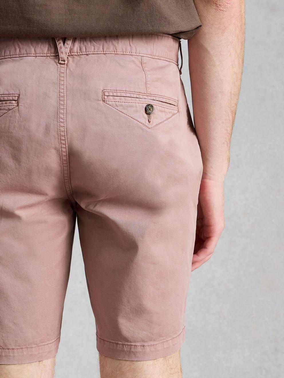Sutton Chino Short Organic in DUS PINK - MODEL BACK