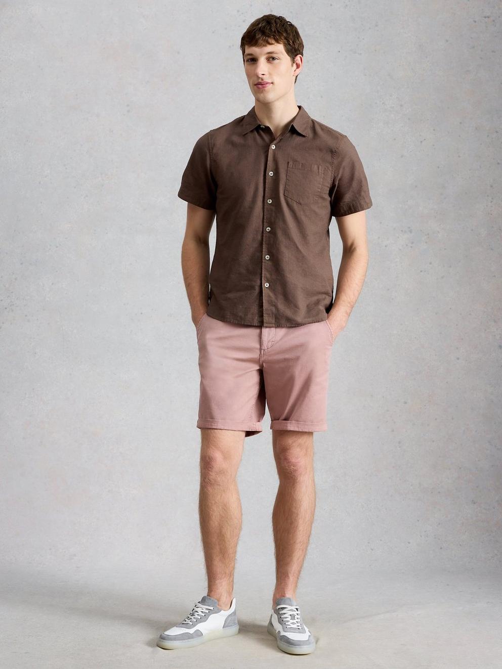 Sutton Chino Short Organic in DUS PINK - MODEL FRONT