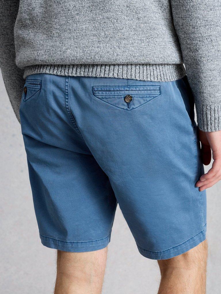 Sutton Chino Short Organic in INDIGO BLE - MODEL BACK
