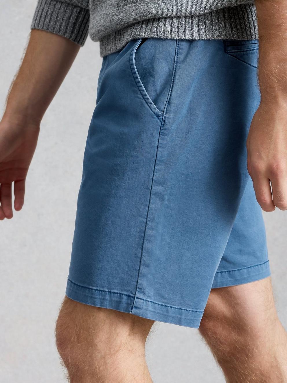 Sutton Chino Short Organic in INDIGO BLE - MODEL DETAIL