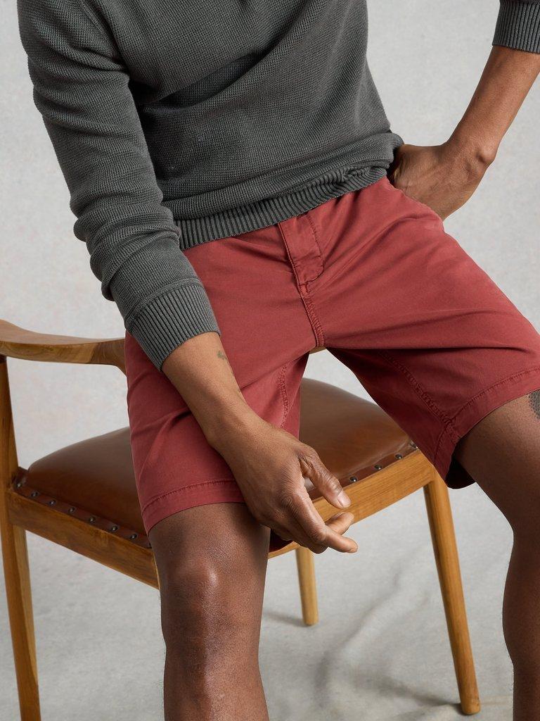 Sutton Chino Short Organic in MID RED - LIFESTYLE