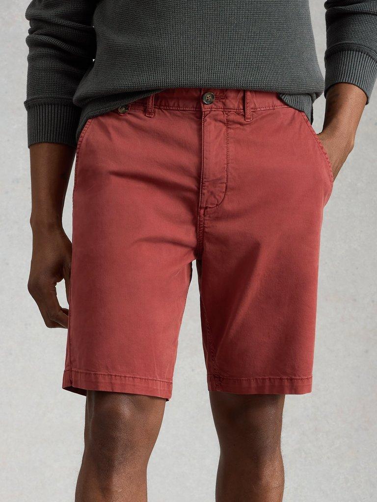 Sutton Chino Short Organic in MID RED - MODEL DETAIL