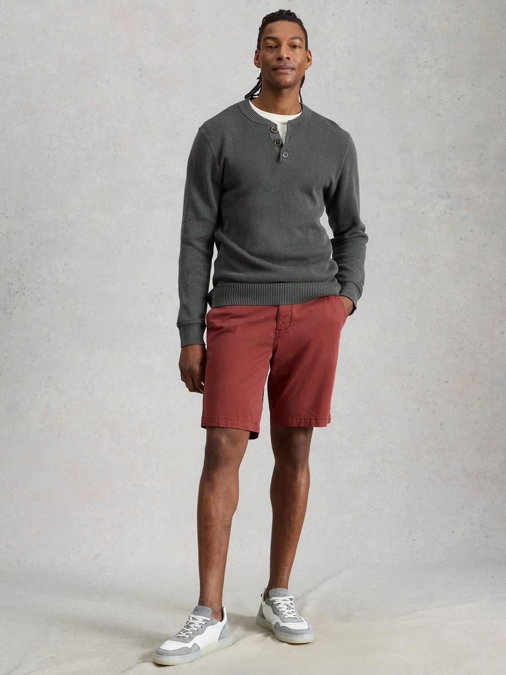 Sutton Chino Short Organic in MID RED - MODEL FRONT