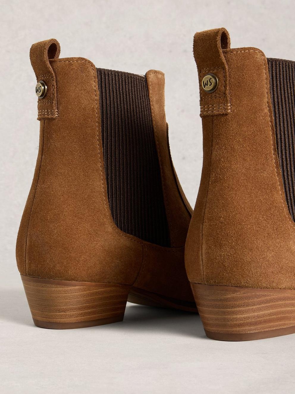 Chelsea Willow Ankle Boot in DARK TAN - FLAT DETAIL