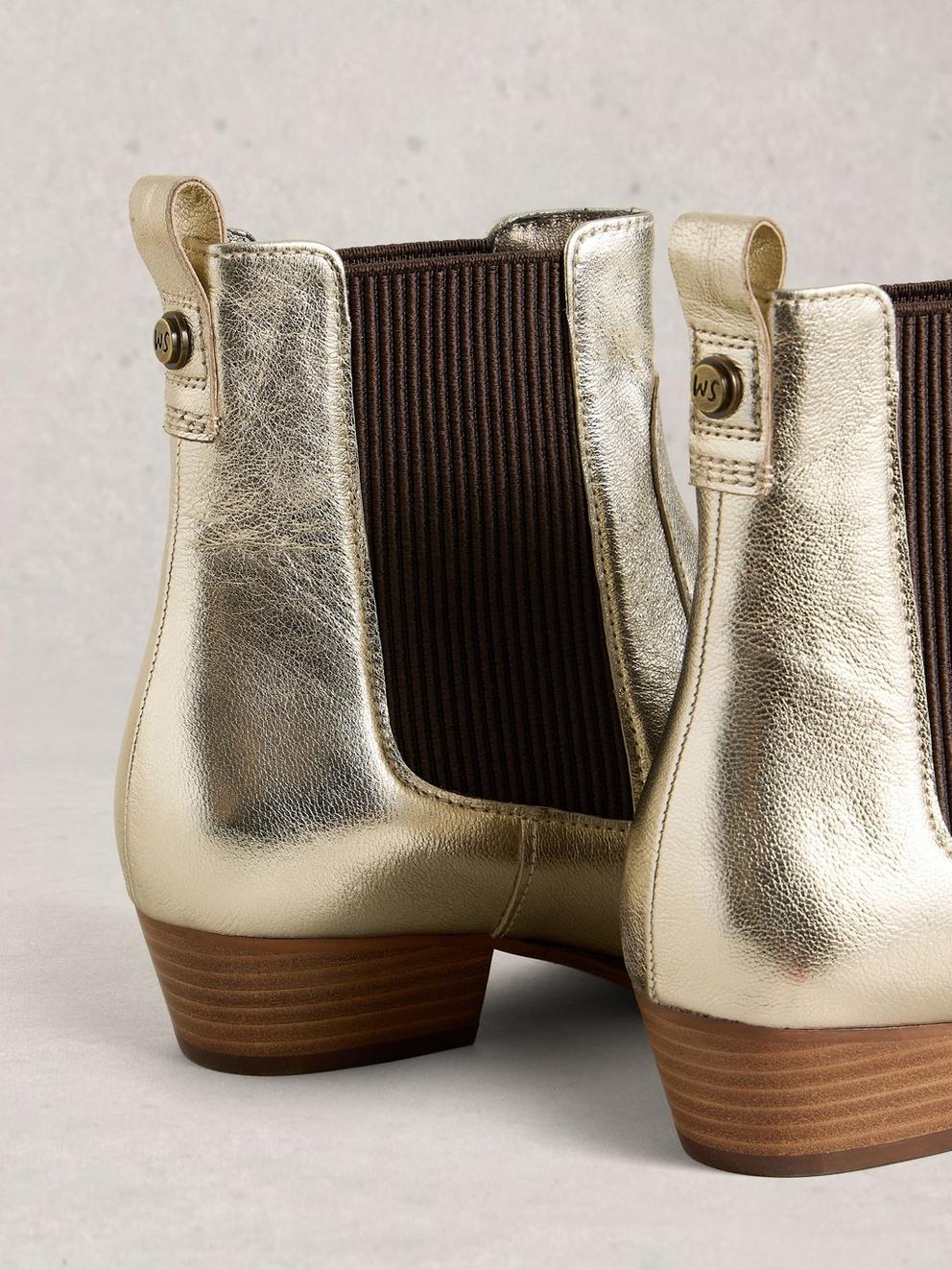 Chelsea Willow Ankle Boot in GLD TN MET - FLAT DETAIL