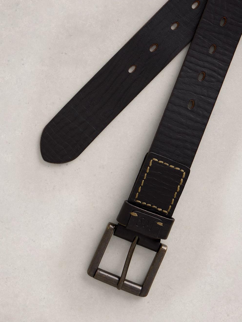 Multi Punch Leather Buckel Belt in PURE BLK - FLAT DETAIL