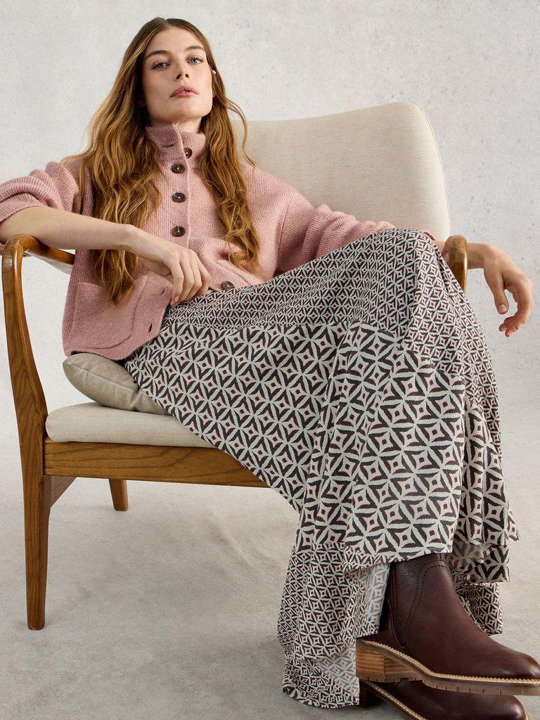 Sara Maxi Print Skirt in BLK MLT - MODEL DETAIL